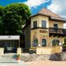 Eingang Hotel Kaiser Franz Josef, © Hotel Kaiser Franz Josef Eingang des Hotel Kaiser Franz Josef mit gelber Fassade und Balkon.