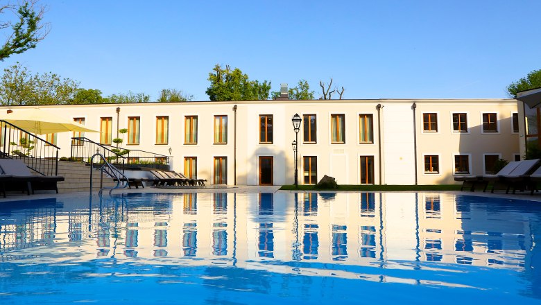 beheizter In- und Outdoorpool, © Schlosspark/mesonic beheizter In- und Outdoorpool, © Schlosspark/mesonic