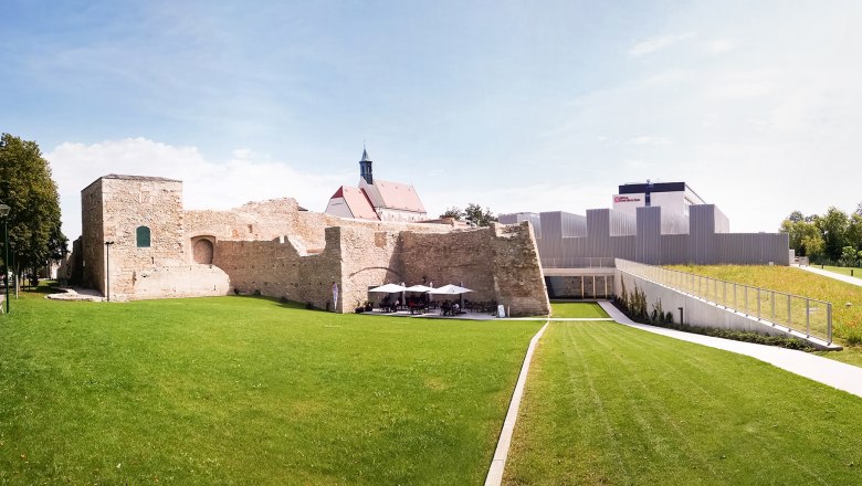 Historische Kasematten, © Michael Weller Historische Kasematten mit moderner Architektur und Grünfläche.