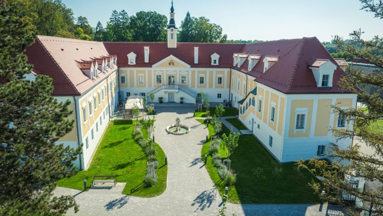 Schloss Haindorf, © Hotel Schloss Haindorf, KRAL Wachsmann Verlag Luftaufnahme von Schloss Haindorf mit Innenhof und Garten.