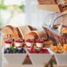 Frühstücksbuffet im HEINhotel vienna airport, © HEINhotel vienna airport Brot, Obst, Joghurt - Frühstücksbuffet im HEINhotel vienna airport