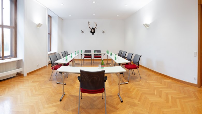 Schloss Hernstein, Seminarraum, © Peter Hruska Seminarraum mit U-förmiger Tischanordnung, Stühlen und Wasserflaschen.