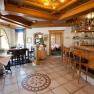 Hotel Lobby - Bar, © Familie Pichler Gemütliche Hotelbar mit Holzmöbeln und dekorativem Fliesenboden.