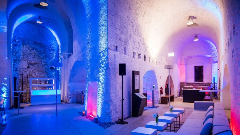 Wiener Neustadt, Kasematten, © Christian Husar Innenansicht der Kasematten in Wiener Neustadt mit blauer und roter Beleuchtung.