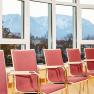 Seminarraum Hotel Schneeberghof, © Hotel Schneeberghof Seminarraum mit roten Stühlen und Bergblick durch große Fenster.
