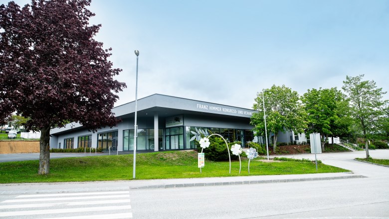 Franz Himmer Kongress- und Veranstaltungszentrum, © Moorheilbad Harbach Franz Himmer Kongress- und Veranstaltungszentrum mit Bäumen und Gehweg im Vordergrund.