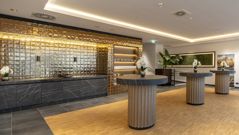 Plaza Inn Wiener Neustadt, © Plaza INN Moderner Raum für Seminar Kaffeepausen mit goldener Wand, schwarzen Marmortischen und Orchideen.