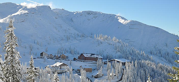 JUFA Hochkar, © JUFA Hochkar Sport Resort Winterlandschaft mit verschneiten Bergen und Gebäuden am Hochkar.