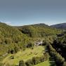 Krainerhütte, © wienerwald-tourismus_artur-cisar-erlach Luftaufnahme der Krainerhütte inmitten bewaldeter Hügel.