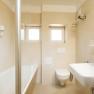 Bad Hotel Kaiser Franz Josef, © Hotel Kaiser Franz Josef Modernes Badezimmer mit Badewanne, Waschbecken und Toilette.