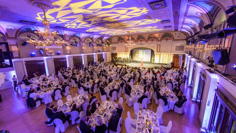 Congress Center Baden, Festsaal, © A. Tischler Eleganter Festsaal im Congress Center Baden mit gedeckten Tischen und Gästen bei einer Veranstaltung.