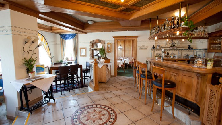 Hotel Lobby - Bar, © Familie Pichler Gemütliche Hotelbar mit Holzmöbeln und dekorativem Fliesenboden.