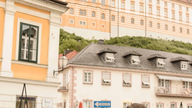 Eisbecher mit Eis vom Hotel-Restaurant Zur Post, © BOW Rita Newman Zwei Frauen genießen Eisbecher im Gastgarten mit Blick auf das Stift Melk.
