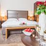 Doppelzimmer Hotel Schneeberghof, © Hotel Schneeberghof /Vladimir Dejanovic Doppelzimmer im Hotel Schneeberghof mit Bett, Rosen, Sekt und Erdbeeren.