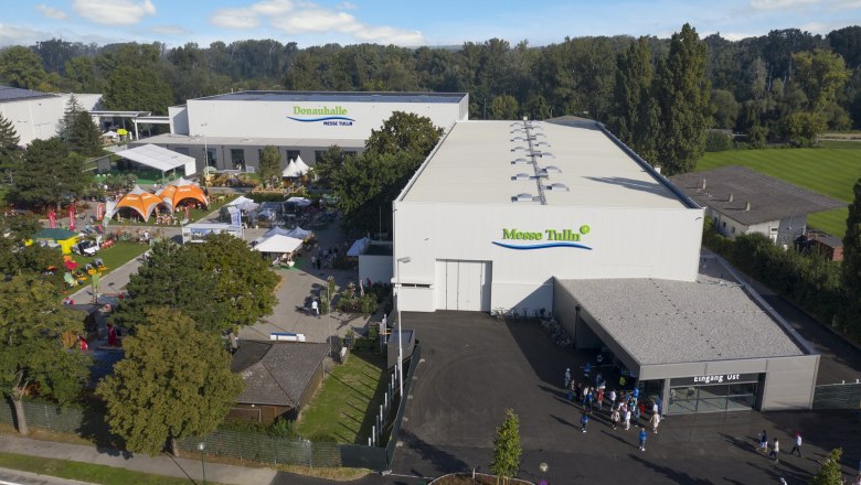 Messe Tulln, neue Donauhalle, © Messe Tulln Luftaufnahme der Messe Tulln mit Donauhalle und Besuchern.
