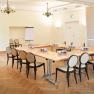 Freigut Thallern, © Freigut Thallern Konferenzraum mit Tischen und Stühlen, Flipchart und Kronleuchter.