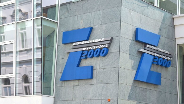 Veranstaltungszentrum Z2000, © Z2000 Eingang des Veranstaltungszentrums Z2000 mit blauem Logo auf grauer Fassade.