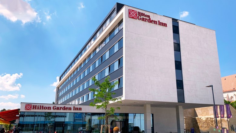 Hilton Garden Inn Wiener Neustadt, © Hilton Garden Inn Wiener Neustadt Außenansicht des Hilton Garden Inn in Wiener Neustadt bei sonnigem Wetter.