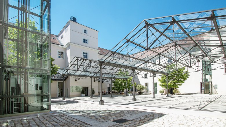 Hotel Altes Kloster, © Altes Kloster Innenhof des Hotels Altes Kloster mit Glasdach und modernem Design.