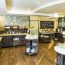 Frühstücksbereich, © hotelkarlwirt Ein Frühstücksbuffet mit verschiedenen Speisen und Getränken in einem hellen Raum.