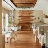 Haubenrestaurant Gaumenkitzel, © Heldentheater Innenansicht eines eleganten Restaurants mit Holzboden, modernen Möbeln und dekorativen Holzelementen an der Wand.