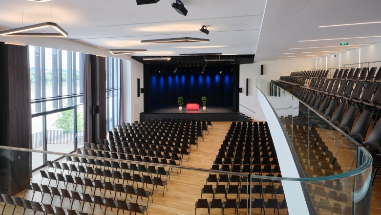 Stadthalle Ybbs, © Johann Perger Innenansicht der Stadthalle Ybbs mit leeren Sitzreihen und Bühne.