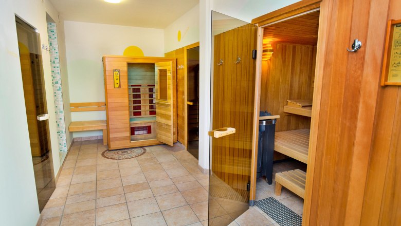 Saunabereich, © Hotel Stich Ein moderner Saunabereich mit Holzwänden und mehreren Saunakabinen.