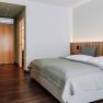 Comfort HEINhotel vienna airport, © HEINhotel vienna airport Modernes Hotelzimmer mit Doppelbett, Holzboden und Schreibtisch.