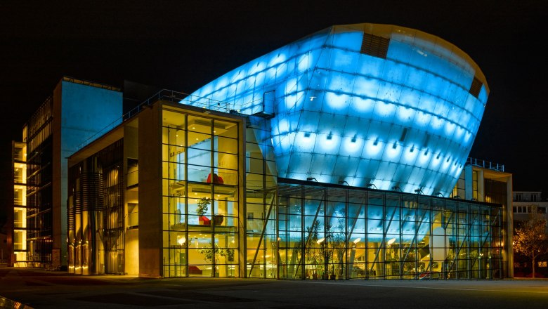 Festspielhaus St. Pölten, © Florian Schulte Festspielhaus St. Pölten bei Nacht, beleuchtet in Blau und Gelb.