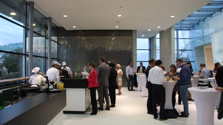 Festspielhaus St. Pölten, © Katharina Zettel Menschen bei einem Empfang im Festspielhaus St. Pölten.