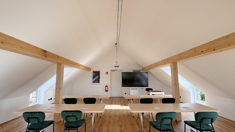 Korngut, Seminarraum Ideen.Gut 2, © Korngut Moderner Seminarraum mit Holzbalken, Tischen und Stühlen.