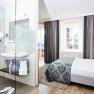 Doppelzimmer Hotel Schneeberghof, © Hotel Schneeberghof Modernes Hotelzimmer mit Doppelbett und Glasdusche.