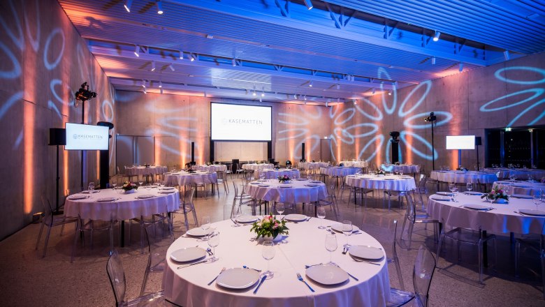 Wiener Neustadt, Neue Bastei, © Christian Husar Eleganter Veranstaltungsraum mit runden, gedeckten Tischen und moderner Beleuchtung.