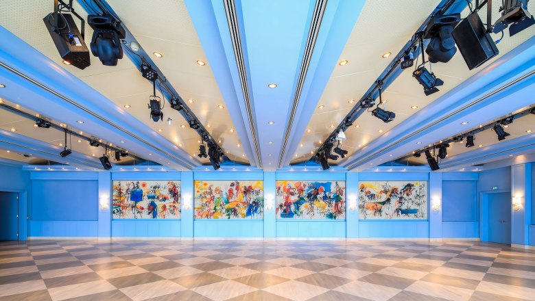 Congress Center Baden, Badener Saal, © Christian Husar Innenansicht des Badener Saals im Congress Center Baden mit blauer Decke, bunten Wandgemälden und diagonalen Bodenfliesen.