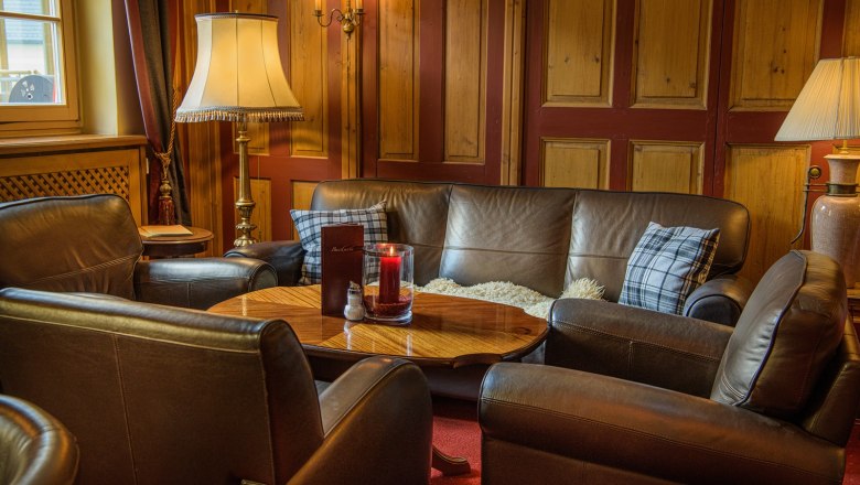 Barbereich, © Traumbild - Gerhard Wolkersdorfer Gemütlicher Barbereich mit Ledersofas, Holztisch und Lampen.