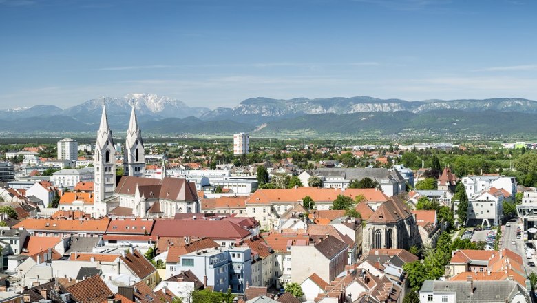 Wiener Neustadt, Panorama, © Franz Zwickl Panorama von Wiener Neustadt mit Bergen im Hintergrund.