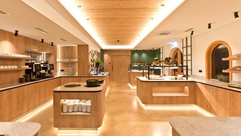 Flack Wirt - Buffetbereich, © Daniel Fischer Moderner Buffetbereich mit Holzverkleidung und Beleuchtung.