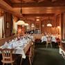 Kaminstüberl, © Familie Pichler Gemütliches Restaurant mit Holzwänden, gedeckten Tischen und Kamin.
