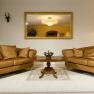 Lobby, © Hotel Kaiser Franz Josef Elegante Lobby mit zwei braunen Sofas, einem runden Holztisch und einem großen Spiegel an der Wand.