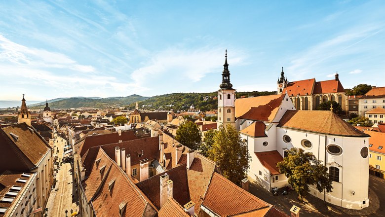 Convention Partner Krems, © Stadtmarketing Krems, Andreas Hofer Panoramablick auf die Altstadt von Krems mit Kirchen und roten Dächern.