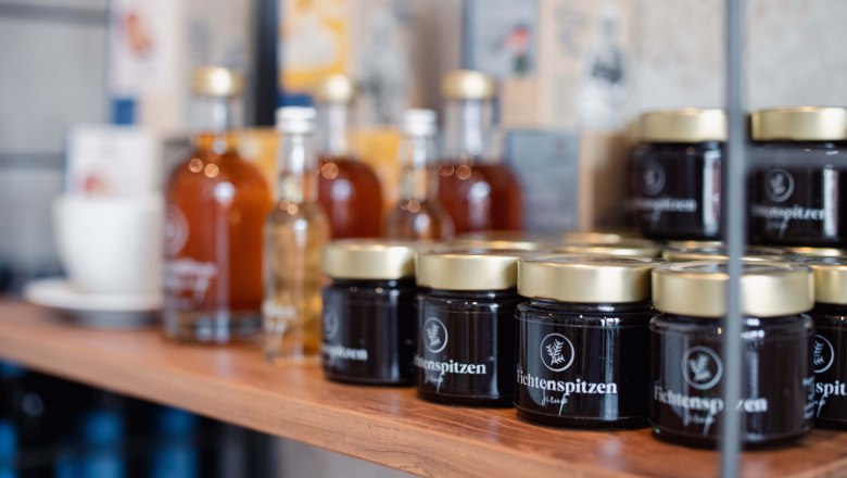 Regal mit Gl&auml;sern und Flaschen im Laden Taflerei.