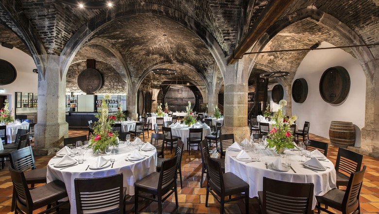 Eleganter Speisesaal mit gewölbten Decken und dekorierten Tischen im Stift Klosterneuburg.