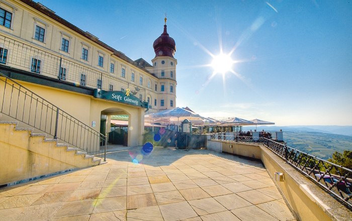 Benediktinerstift G&ouml;ttweig mit Sonnenschein und Terrasse.