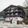 Hotel Schneeberghof in einer bergigen Umgebung mit traditioneller Architektur und einem gro&szlig;en Schild vor dem Geb&auml;ude.