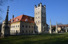 Renaissanceschloss Greillenstein mit Turm und Garten im Vordergrund.
