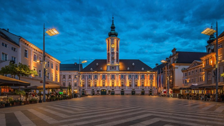Abendliche Ansicht des beleuchteten Rathausplatzes in St. P&ouml;lten mit dem Rathaus im Hintergrund.