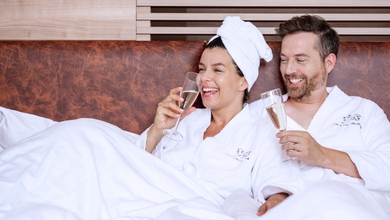 Doppelzimmer, P&auml;rchen trinkt Sekt