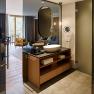 Modernes Hotelzimmer mit offenem Bad und Dusche.