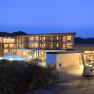 Hotel Molzbachhof bei Nacht mit beleuchteten Fenstern und Pool.
