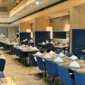 Modernes Restaurant mit blauen St&uuml;hlen von innen